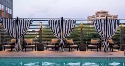 King 1BR W/ Parking, Pool & Gym