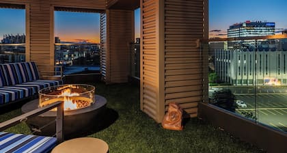 King 1BR W/ Parking, Pool & Gym