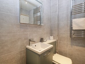 Cottage | Bathroom | Shower - Lake View (Windermere)