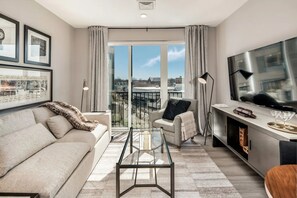 Een smart-tv, videogames, een tafeltennistafel en boeken