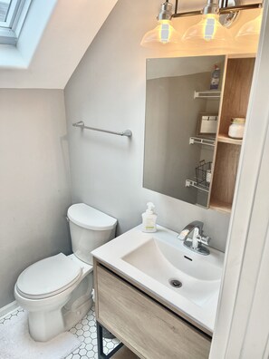 Badewanne, Haartrockner, Handtücher, Seife