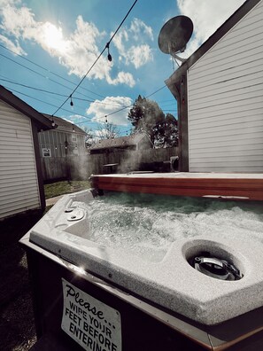 Outdoor spa tub - Hot Tub Beautiful Downtown Indy Home! (Indianapolis)