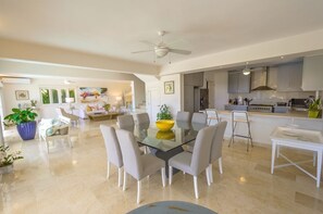 Villa Ălite | Coin sĂ©jour | TĂ©lĂ©vision Ă Ă©cran plat de 42 pouces avec chaĂźnes par cĂąble, tĂ©lĂ©vision