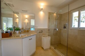 Villa Elite | Baño | Tina y regadera independientes y amenidades de baño gratuitas 