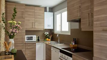 Een microgolfoven, een oven, een vaatwasser