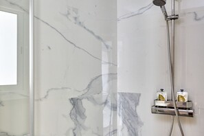 Douche, sèche-cheveux, serviettes fournies