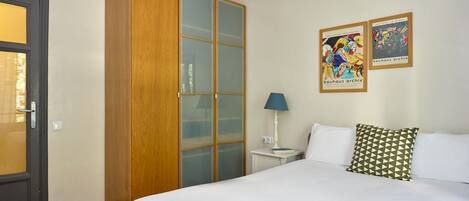 3 chambres, fer et planche à repasser