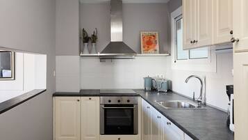 Een microgolfoven, een oven, een vaatwasser