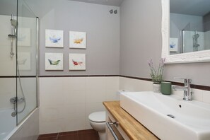 Banyera, assecador de cabells i tovalloles 