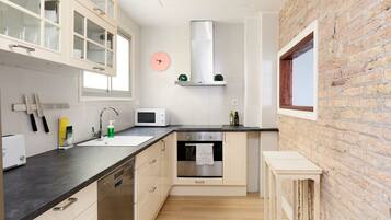 Een magnetron, een oven, een vaatwasser