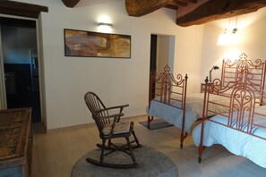 2 quartos, ferros/tábuas de passar roupa, berço de viagem