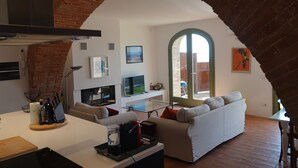 Living area - LA RONDINAIA. CHARMING HOUSE WITH GARDEN AND POOL. AMAZING VIEW (CASTELNUOVO BERARDENGA)
