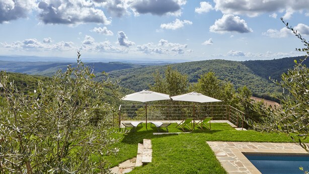A pool area with a view of the mountains. - LA RONDINAIA. CHARMING HOUSE WITH GARDEN AND POOL. AMAZING VIEW (CASTELNUOVO BERARDENGA)