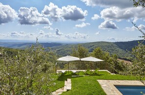 A pool area with a view of the mountains. - LA RONDINAIA. CHARMING HOUSE WITH GARDEN AND POOL. AMAZING VIEW (CASTELNUOVO BERARDENGA)