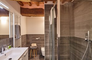 Dusche, Haartrockner, Bidet, Handtücher