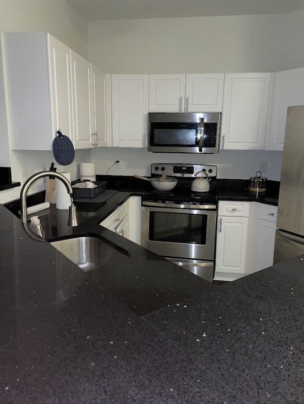 Fridge, microwave, oven, stovetop - Spacious Modern Apartment, 25MIN NYC! (Hackensack)
