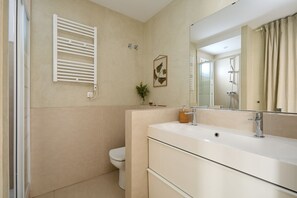 Douche, sèche-cheveux, serviettes fournies