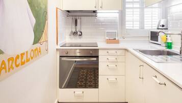 Een magnetron, een oven, een vaatwasser