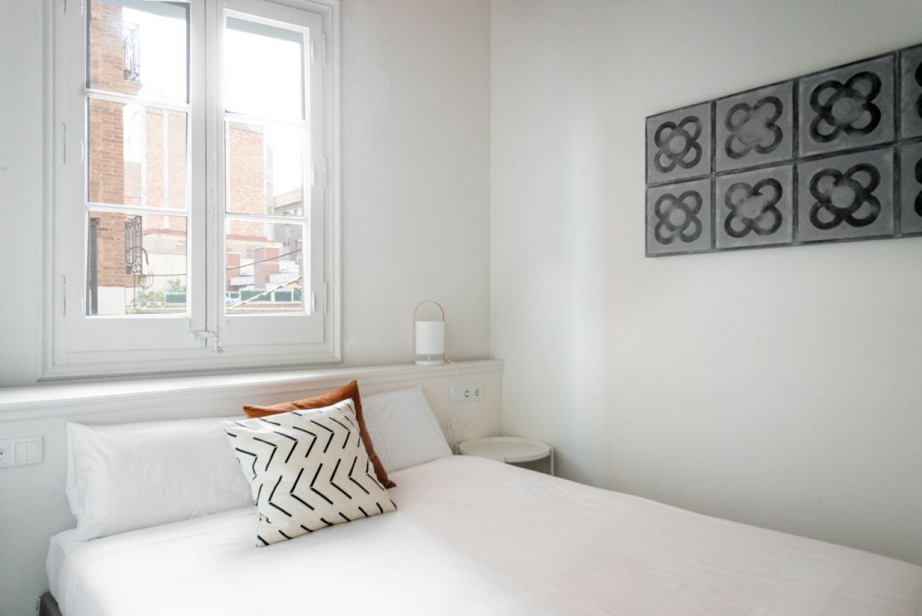 3 habitaciones y tabla de planchar con plancha 