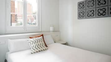3 habitaciones y tabla de planchar con plancha