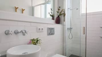 Dusche, kostenlose Toilettenartikel, Haartrockner, Handtücher