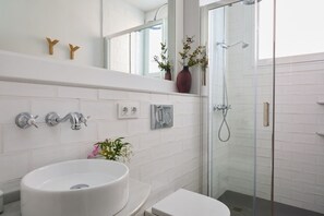 Regadera, amenidades de baño gratuitas, secadora de cabello, toallas 
