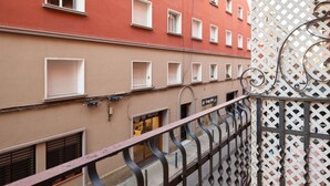 Un edificio a più piani con balconi e un recinto a graticcio.