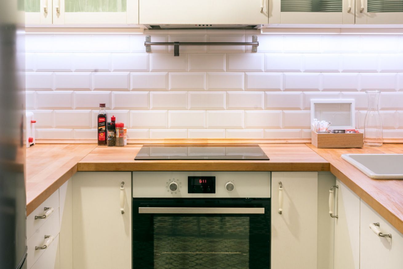 Een magnetron, een oven, een vaatwasser