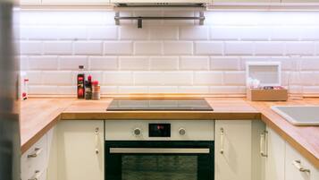 Een magnetron, een oven, een vaatwasser