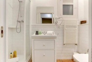 Regadera, amenidades de baño gratuitas, secadora de cabello, toallas