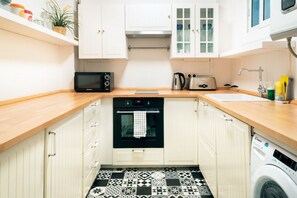 Microondas, horno y lavavajillas