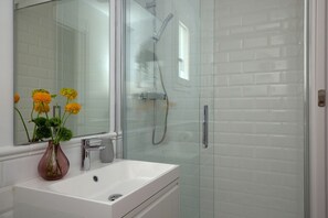 Dusche, Haartrockner, Handtücher