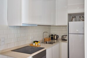 Een microgolfoven, een oven, een vaatwasser