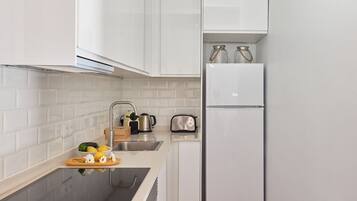 Een microgolfoven, een oven, een vaatwasser