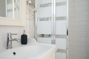 Dusche, kostenlose Toilettenartikel, Haartrockner, Handtücher