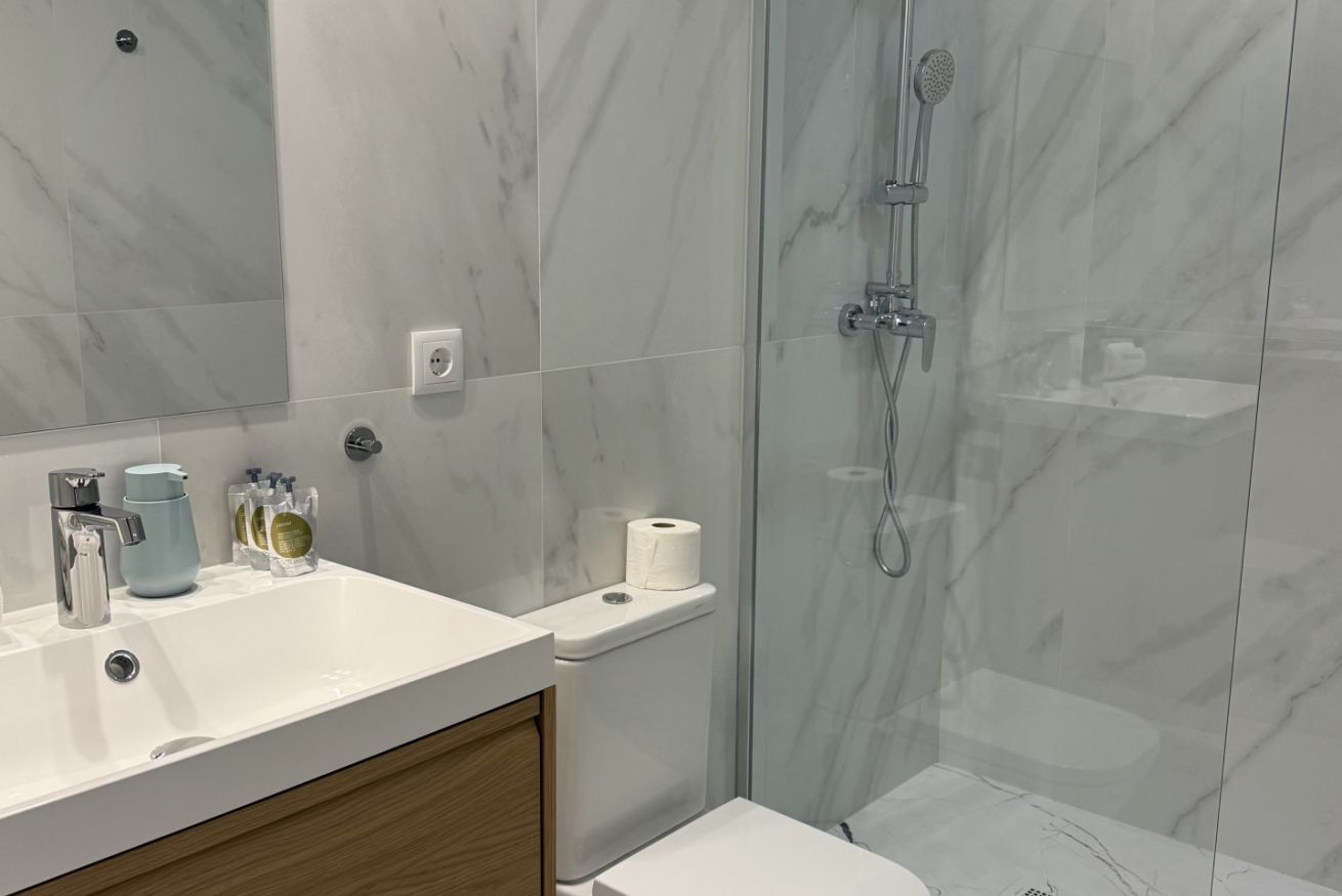 Een douche, gratis toiletartikelen, een haardroger, handdoeken