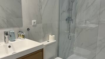 Een douche, gratis toiletartikelen, een haardroger, handdoeken