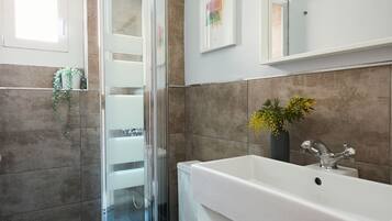 Regadera, amenidades de baño gratuitas, secadora de cabello, toallas