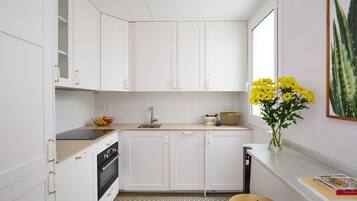 Een magnetron, een oven, een vaatwasser