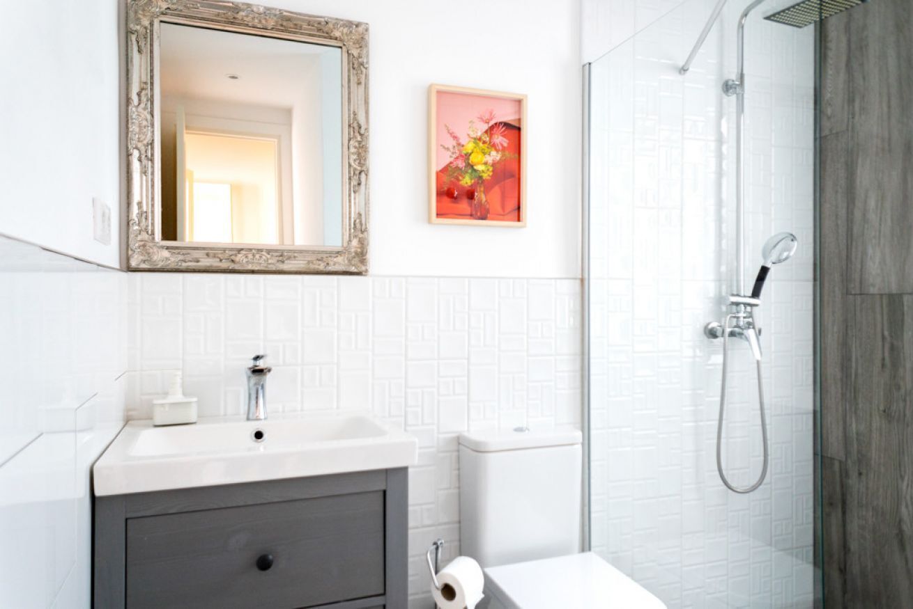 Een douche, gratis toiletartikelen, een haardroger, handdoeken