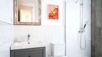 Een douche, gratis toiletartikelen, een haardroger, handdoeken