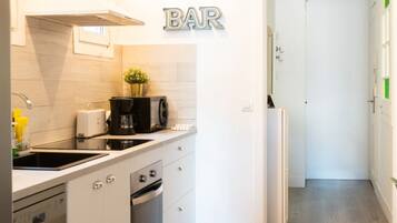 Een magnetron, een oven, een vaatwasser