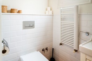 Shower, free toiletries, hair dryer, towels