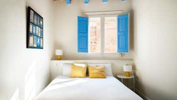 2 habitaciones y tabla de planchar con plancha