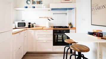 Een magnetron, een oven, een vaatwasser