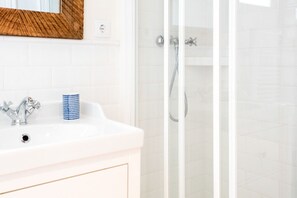 Shower, free toiletries, hair dryer, towels - Casa Cosi - La Gleva 4 (Barcelona)
