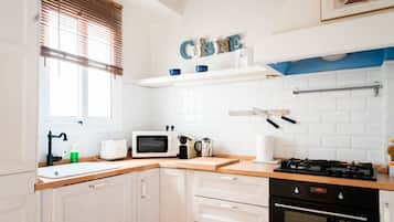 Een magnetron, een oven, een vaatwasser