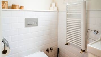 Een douche, gratis toiletartikelen, een haardroger, handdoeken