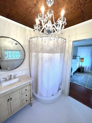 Combined shower/bathtub, hair dryer, towels, soap
