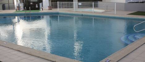 حمّام سباحة خارجي